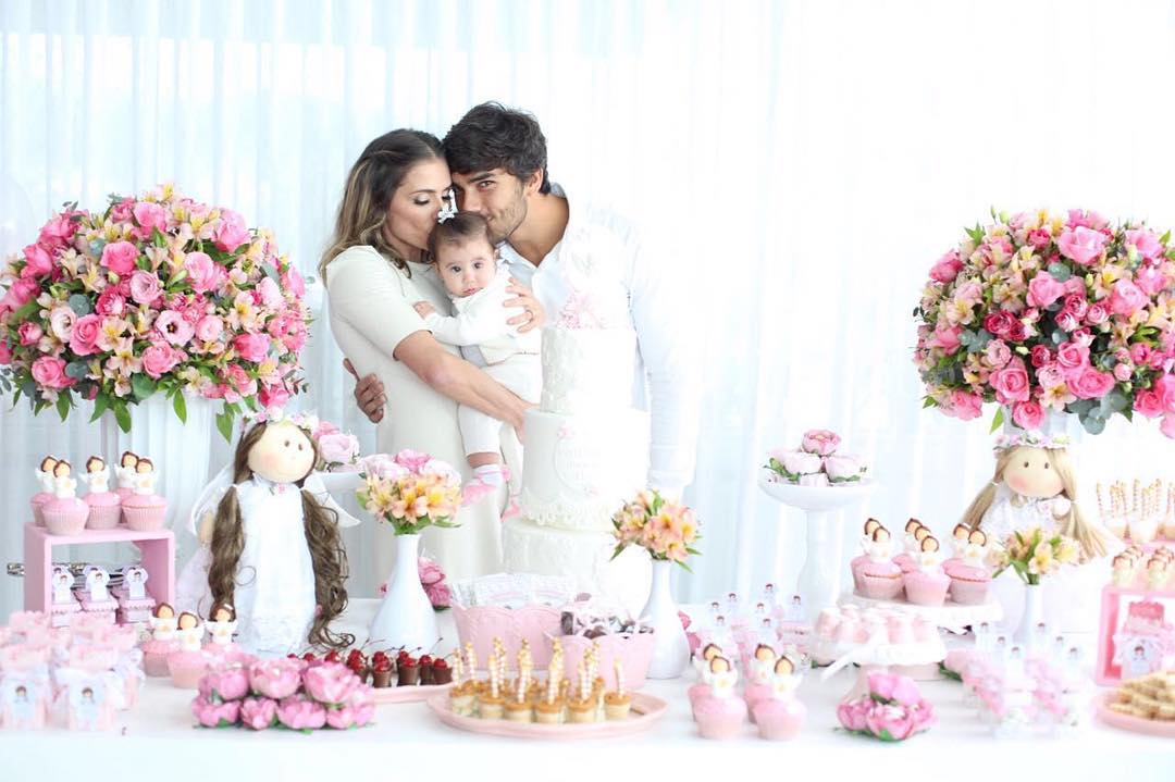 Deborah Secco batiza a filha Maria Flor