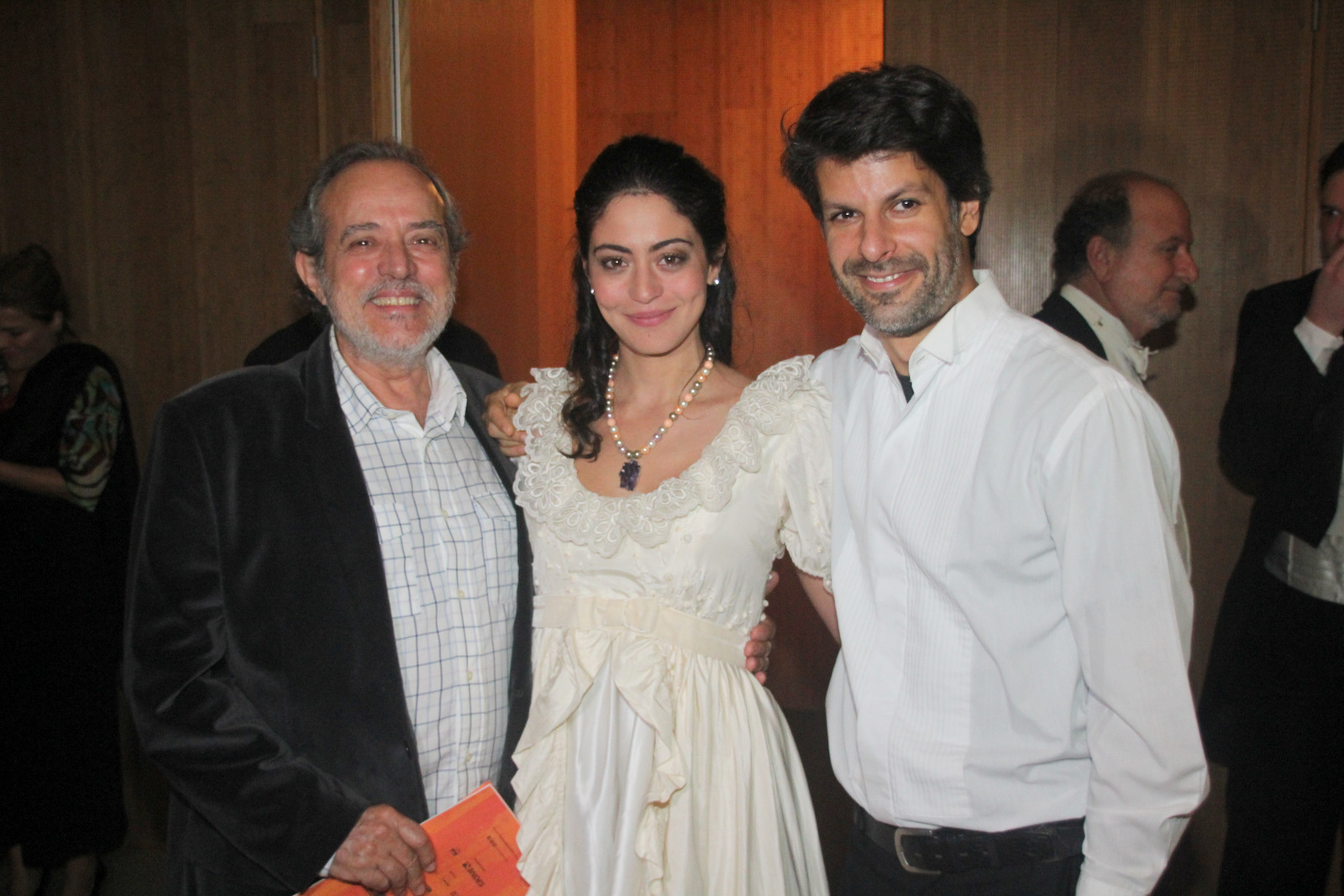 Carol Castro estreia ao lado do namorado no teatro