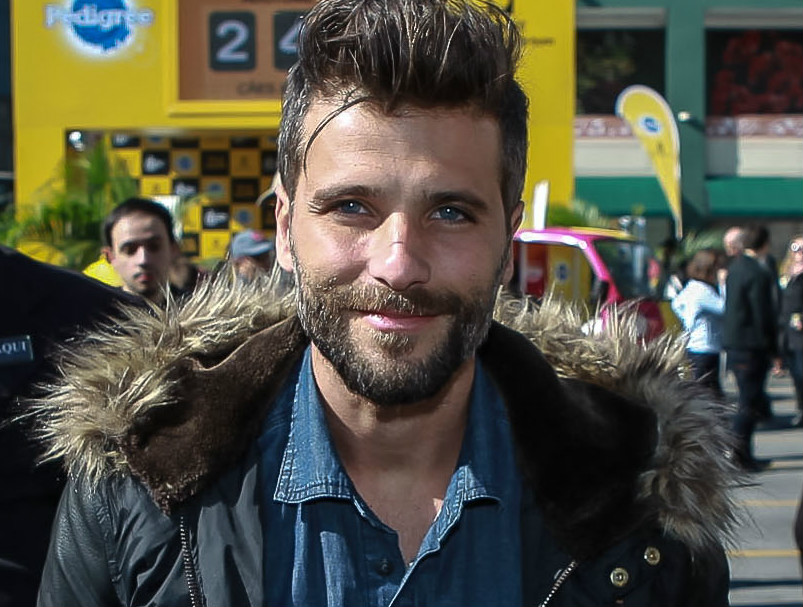Bruno Gagliasso participa de evento para ajudar animais