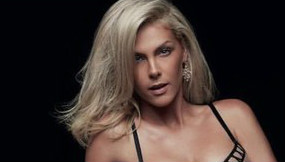 Ana Hickmann posa de lingerie