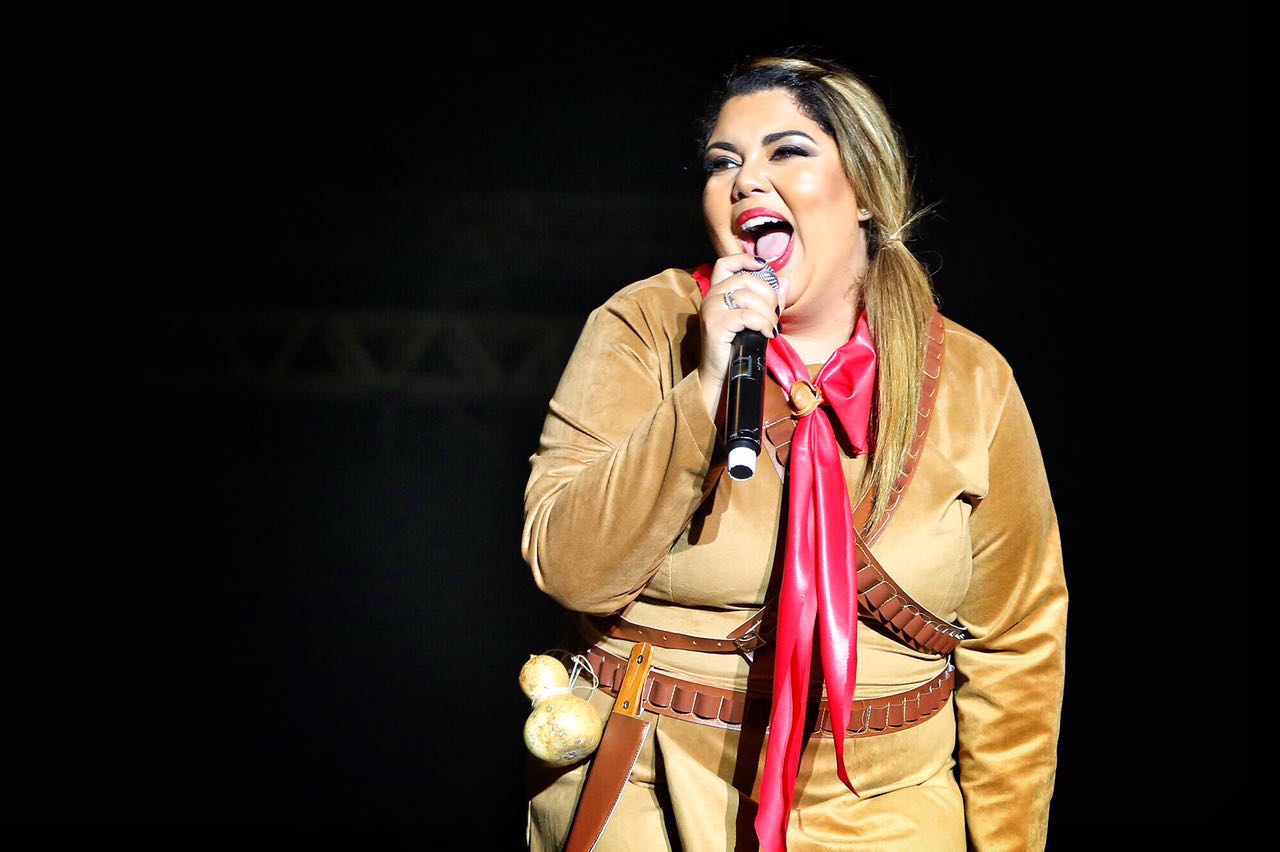 Fabiana Karla se joga na festa de São João, em Recife