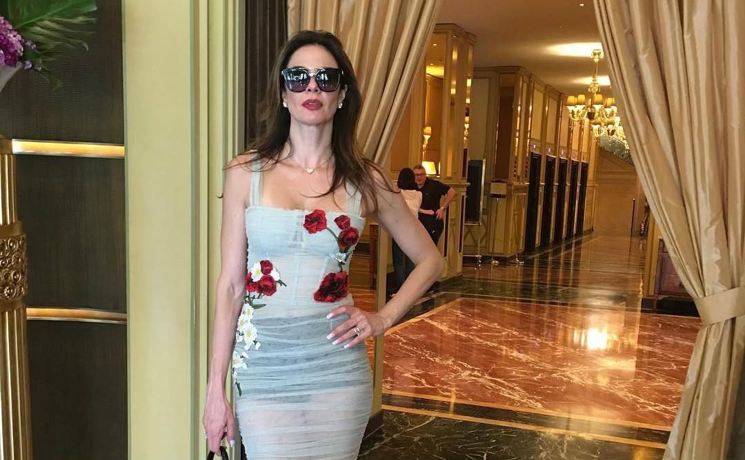 Luciana Gimenez escolhe look ousado para desfile em Paris