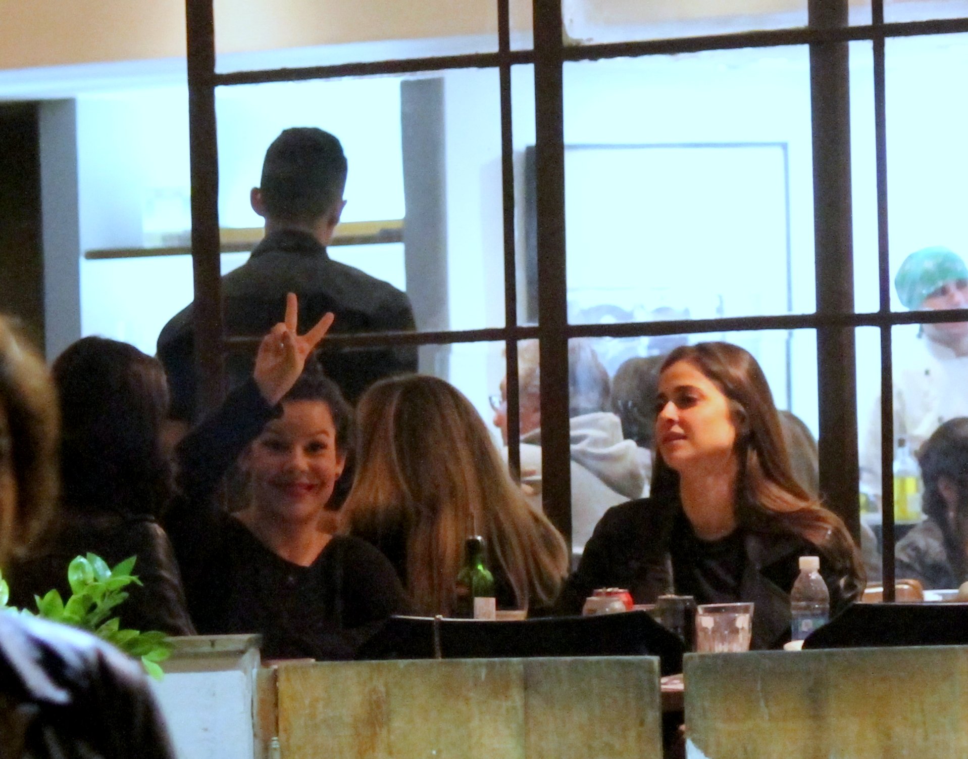 Fernanda Souza comemora aniversário com amigos, no Rio