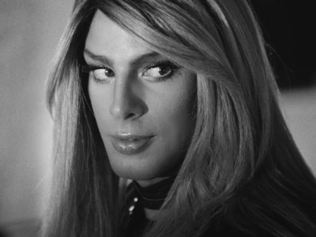Cauã Reymond interpreta travesti em videoclipe