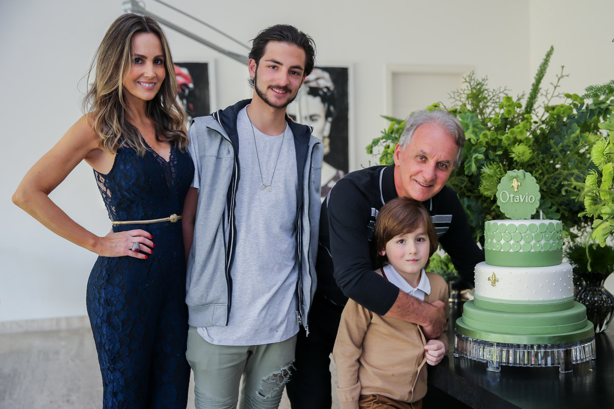 Otávio Mesquita celebra 57 anos com festão em casa
