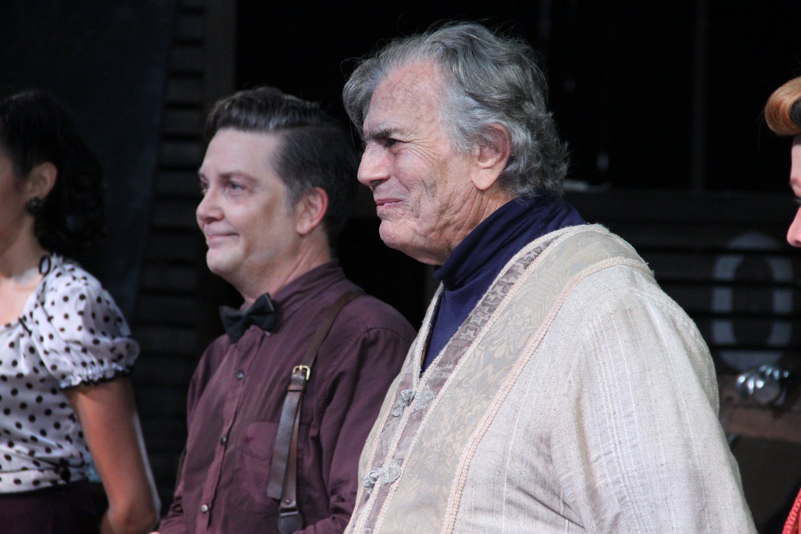 Tarcísio Meira se emociona durante apresentação no teatro