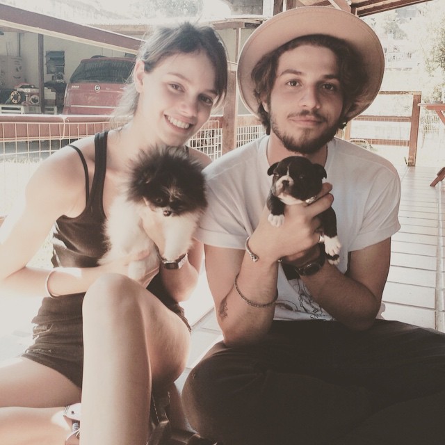 Após rumores de separação, Laura Neiva posta foto de Chay Suede
