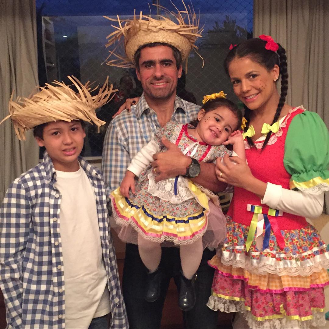 Nívea Stelmann posa com o marido e os filhos, todos vestidos de caipirinhas!