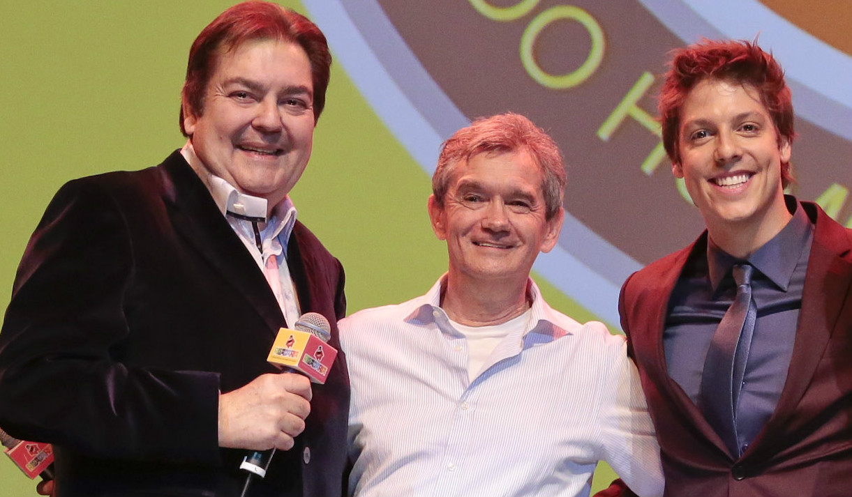 Faustão é homenageado em prêmio e defende VideoCassetadas: “Dá audiência há 25 anos”
