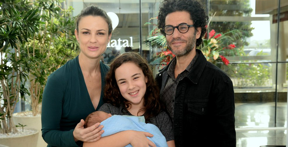 Carolina Kasting deixa maternidade com o pequeno Tom