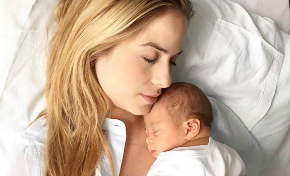 Luiza Valdetaro posta foto com a filha recém-nascida