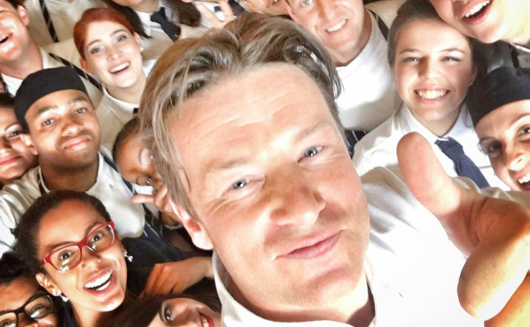 Jamie Oliver chega a São Paulo e é recebido por fãs