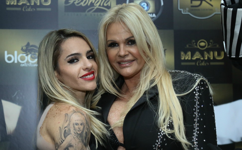 Com a namorada e os filhos, Monique Evans celebra aniversário de 60 anos
