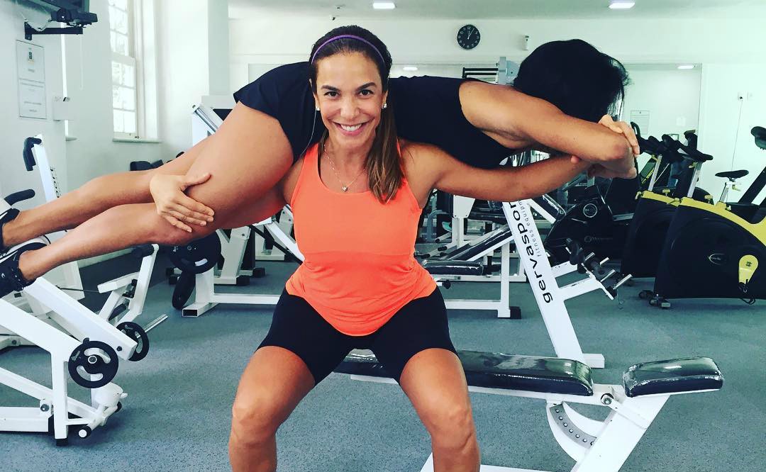 Ivete Sangalo malha com ‘ajuda’ da sobrinha
