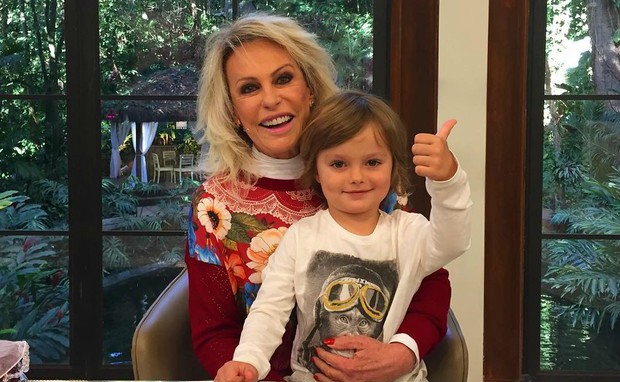 Ana Maria Braga posa com o neto, Bento, nos bastidores do ‘Mais Você’