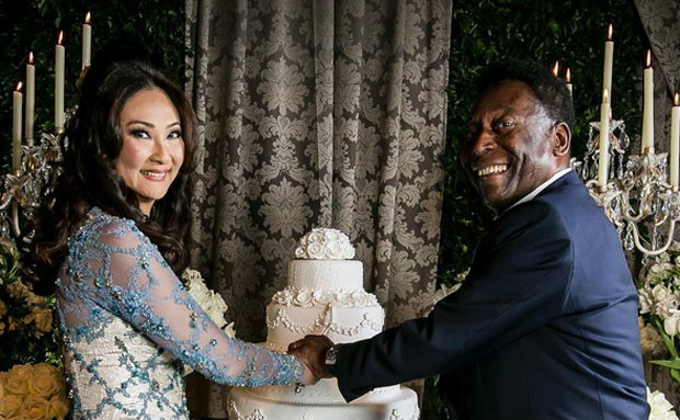 Após cerimônia de casamento, Pelé se declara à mulher