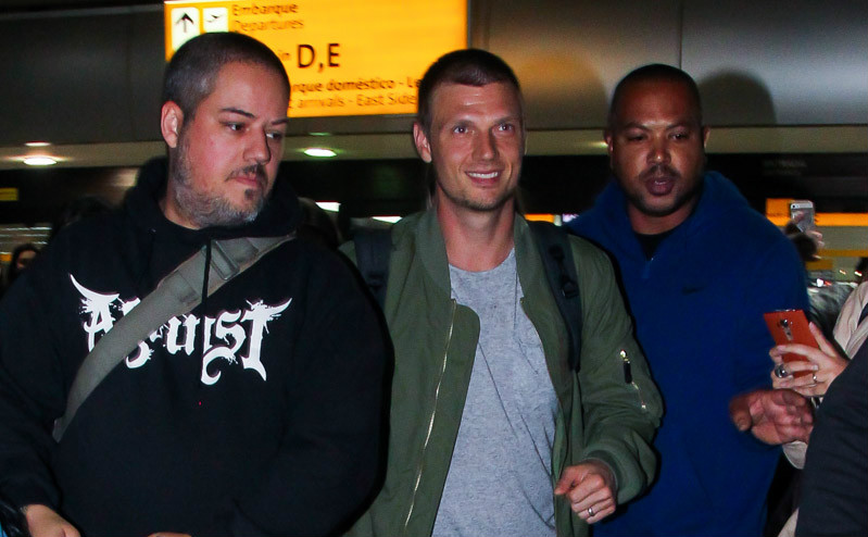 Cercado de fãs, Nick Carter, do BackStreet Boys, desembarca em SP