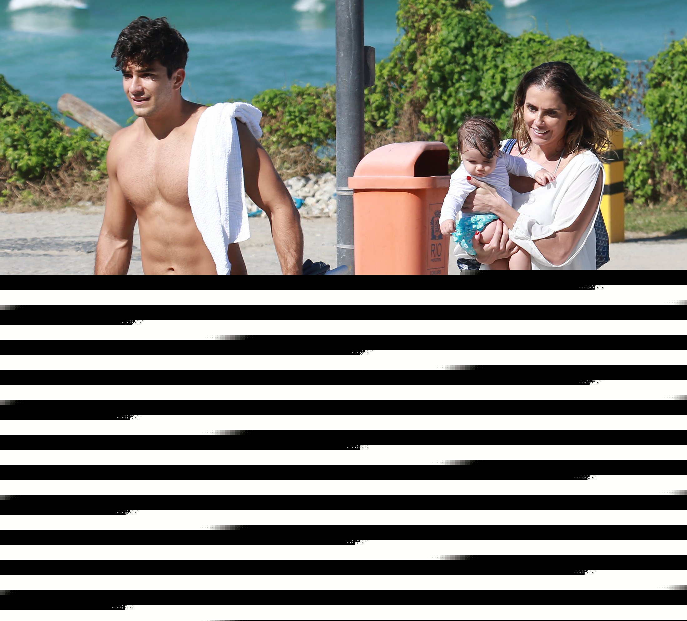 Deborah Secco leva a filha Maria Flor à praia, no Rio de Janeiro