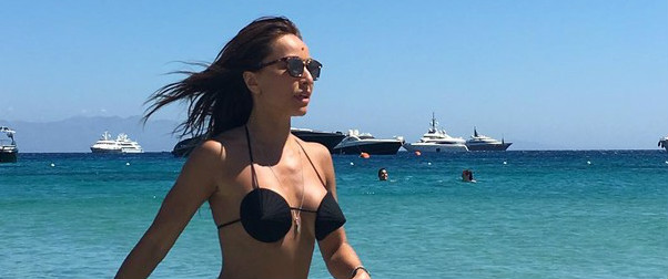 Sabrina Sato mostra corpão em praia da Grécia