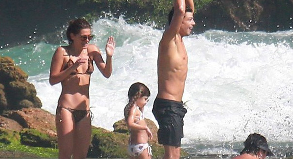 Cauã Reymond curte praia com a filha e namorada