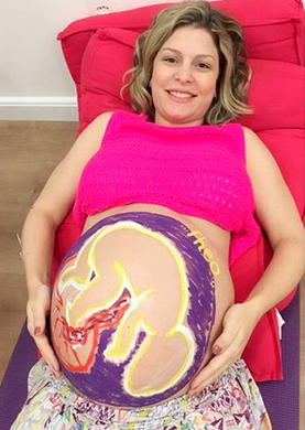 Grávida de Theo, Bárbara Borges tem barriga pintada por Quitéria Chagas