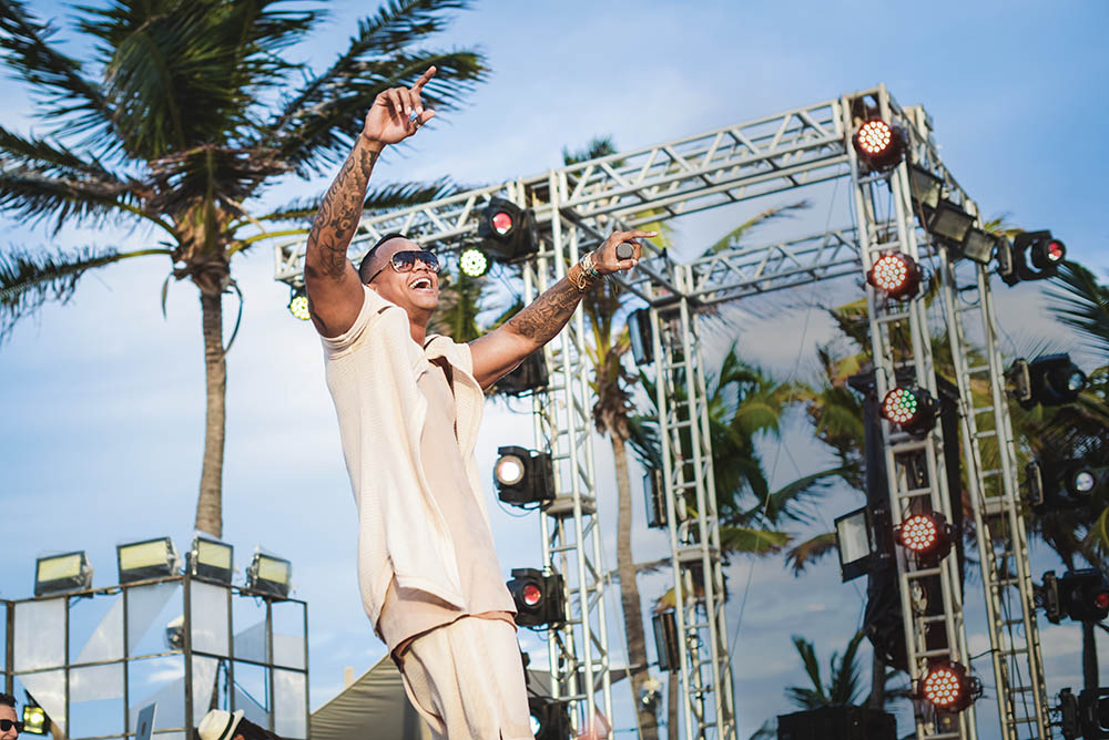 Leo Santana grava primeiro DVD solo em praia paradisíaca no Ceará