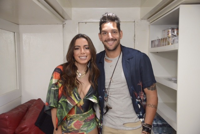 Em Fortaleza, Anitta arrasa ao lado de Felipe Pezzoni, no trio da banda Eva