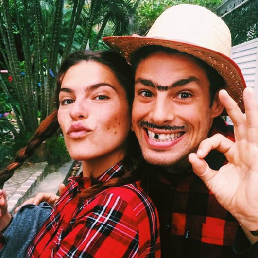 Alerta caipira: Cauã Reymond e Mariana Goldfarb se vestem a caráter