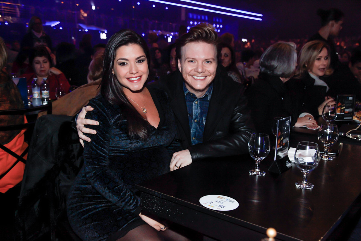 Michel Teló e Thais Fersoza curtem show de Roberto Carlos