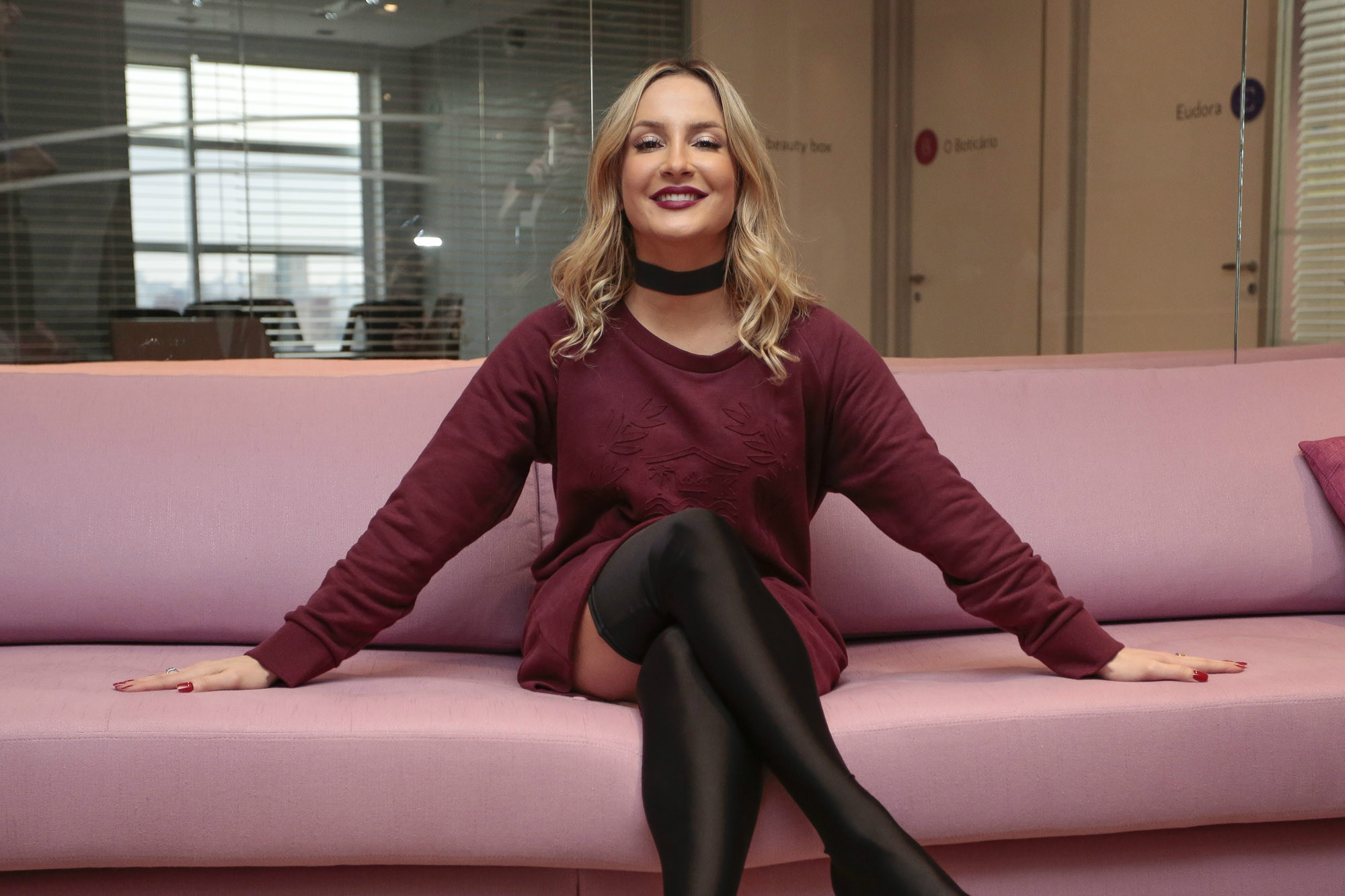 Claudia Leitte participa de evento de beleza em SP