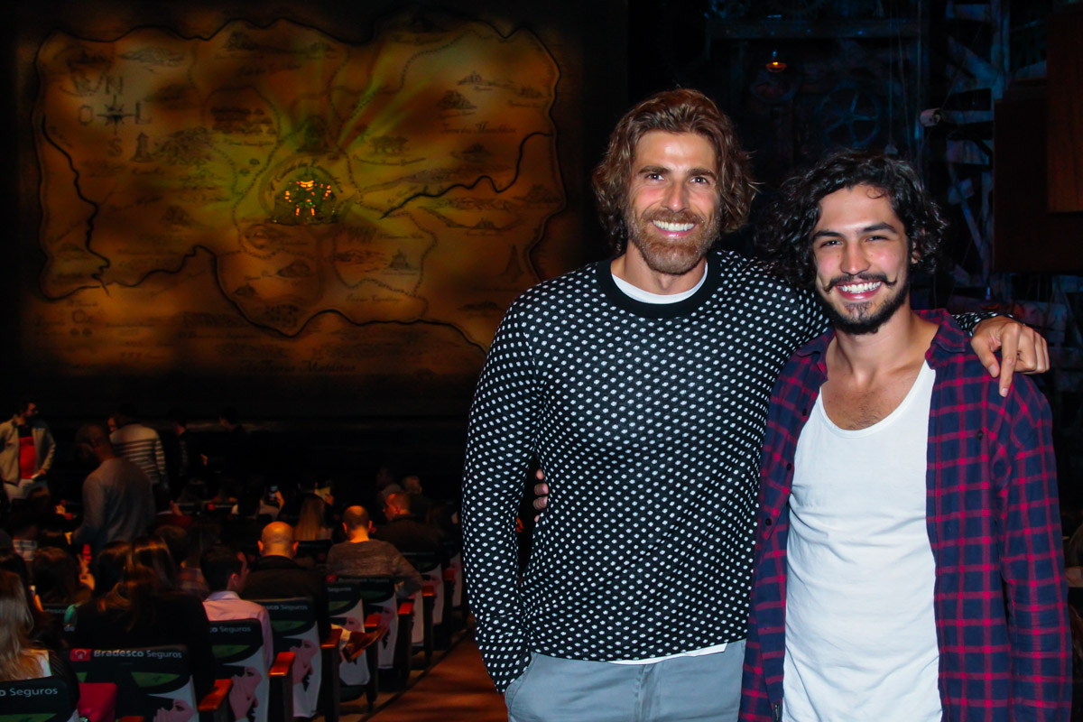 Encontro de galãs! Reynaldo Gianecchini e Gabriel Leone vão a espetáculo em SP