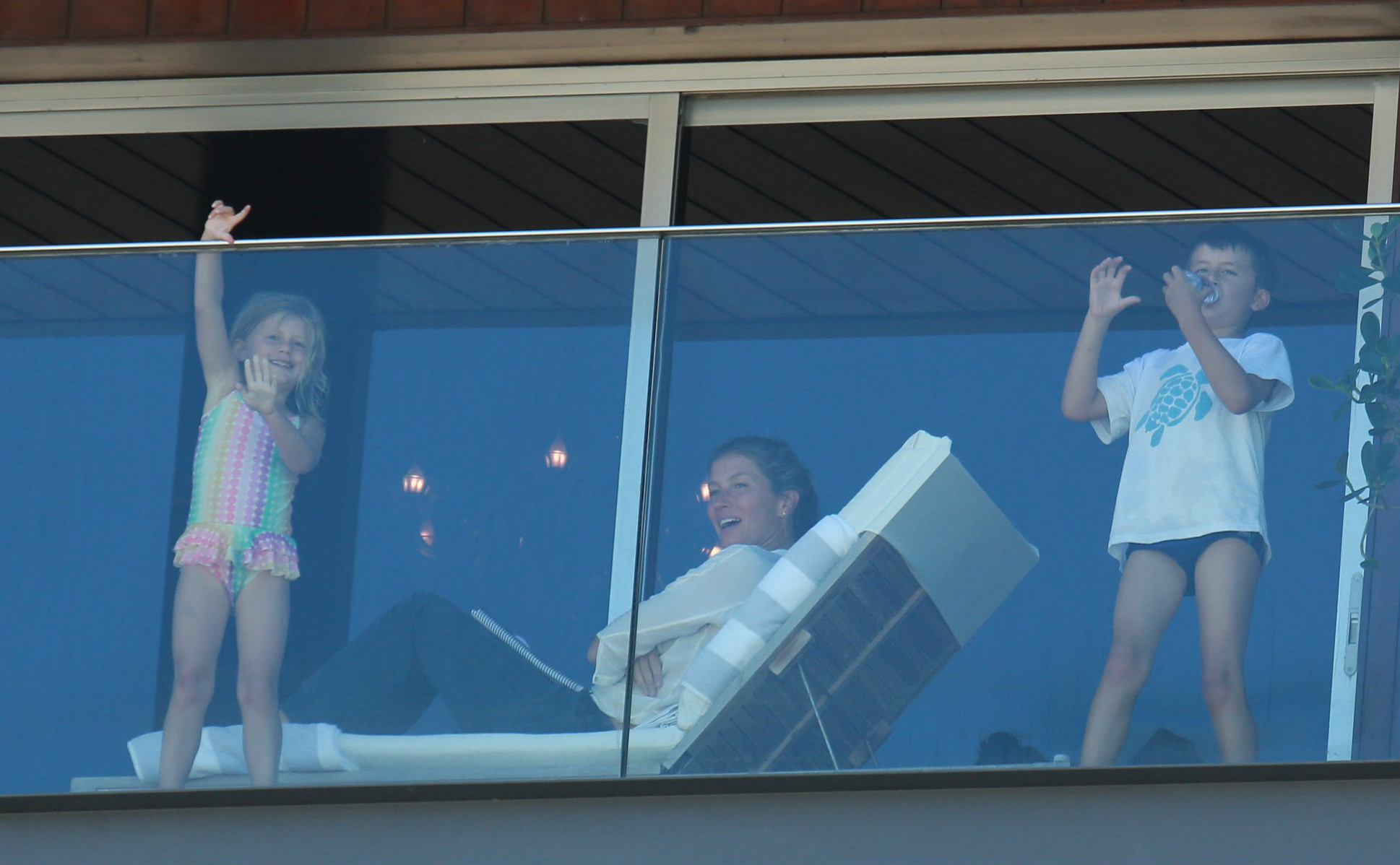 Gisele Bündchen desembarca com os filhos no Rio de Janeiro