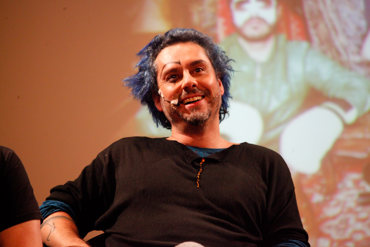 Com o cabelo azul, Alexandre Nero apresenta novo trabalho no teatro