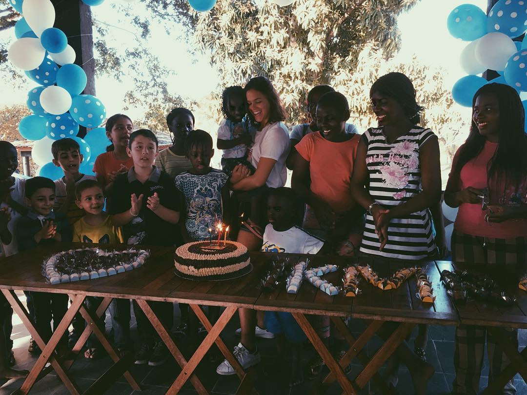 Bruna Marquezine comemora aniversário antecipado com refugiados