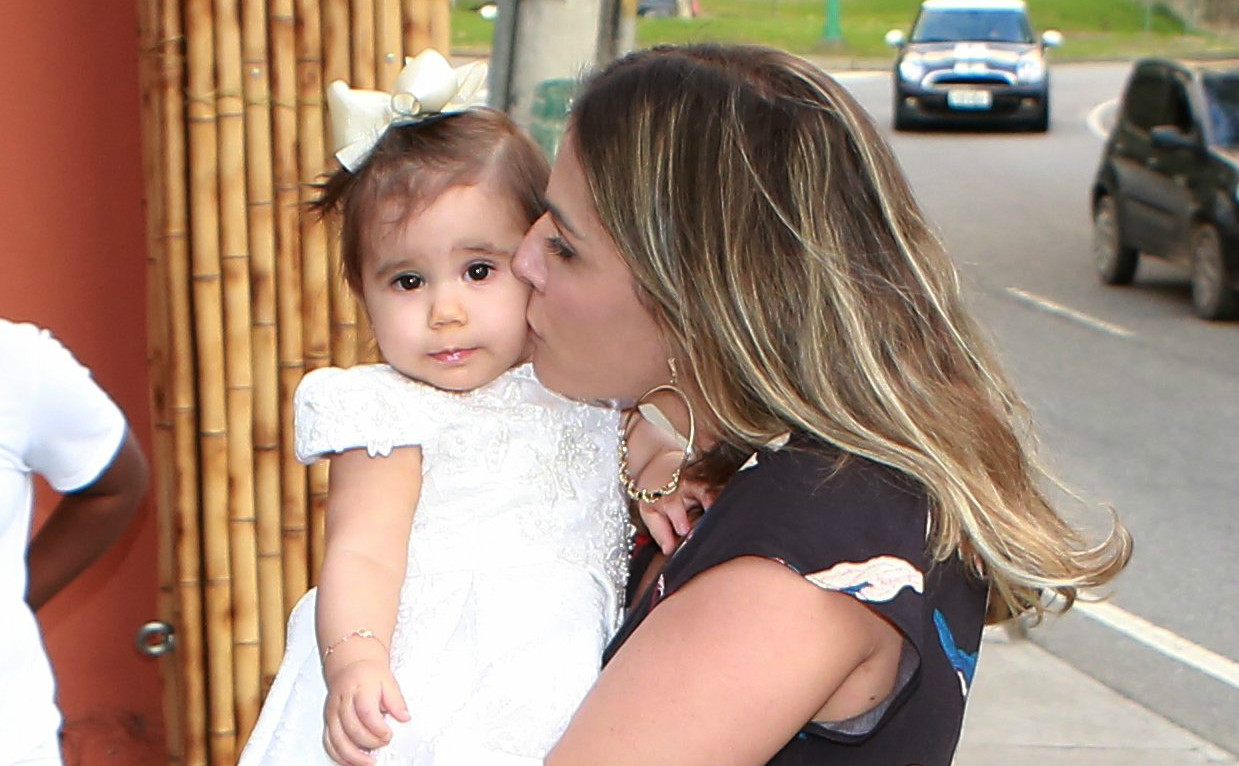 Deborah Secco comemora oitavo mês de Maria Flor