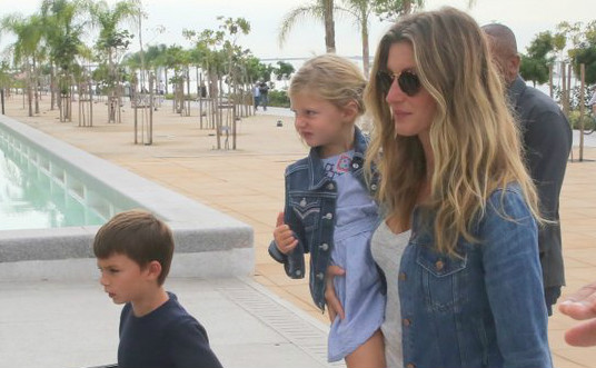 No Rio, Gisele Bündchen vai ao museu com os filhos