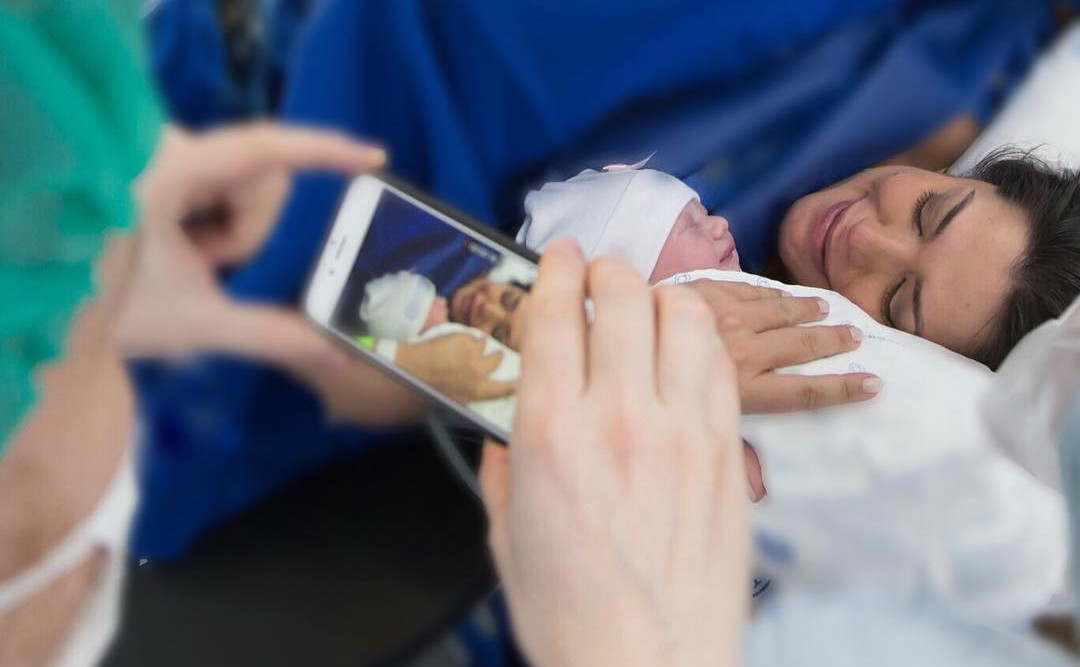Thais Fersoza posta foto na maternidade: “O melhor cheiro, o sorriso mais lindo”