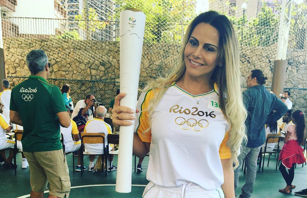 Viviane Araújo e outros famosos carregam a Tocha Olímpica