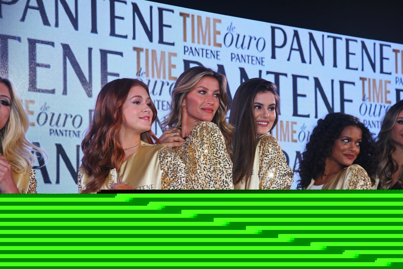 Gisele Bündchen brilha em evento, no Rio de Janeiro, com Marina Ruy Barbosa e Camila Queiroz