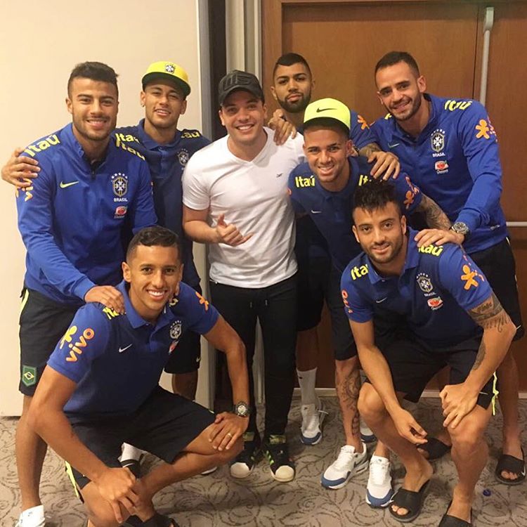 Sem lua de mel, Wesley Safadão tieta Neymar e outros jogadores da seleção