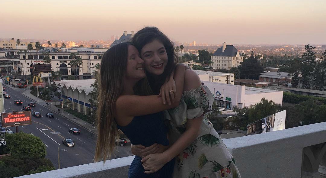 Cantora Lorde usa vestido de marca nacional