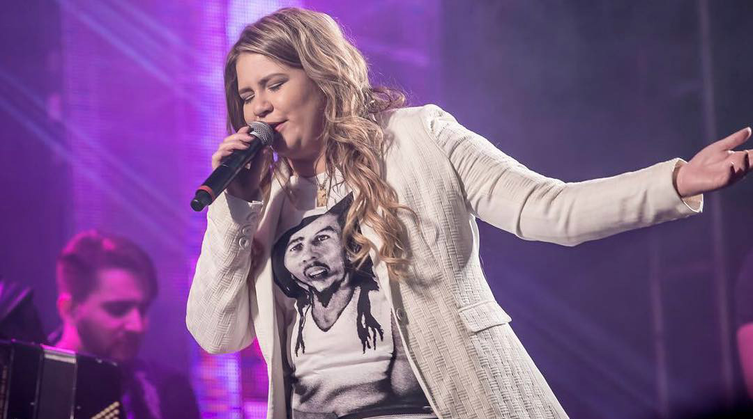 Marília Mendonça comemora primeiro ano de carreira
