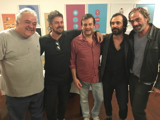 Com muito churrasco, Roberto Birindelli reúne elenco para assistir à série Um Contra Todos