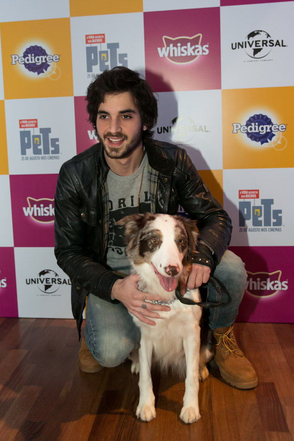 Fiuk leva sua cachorrinha para pré-estreia em São Paulo