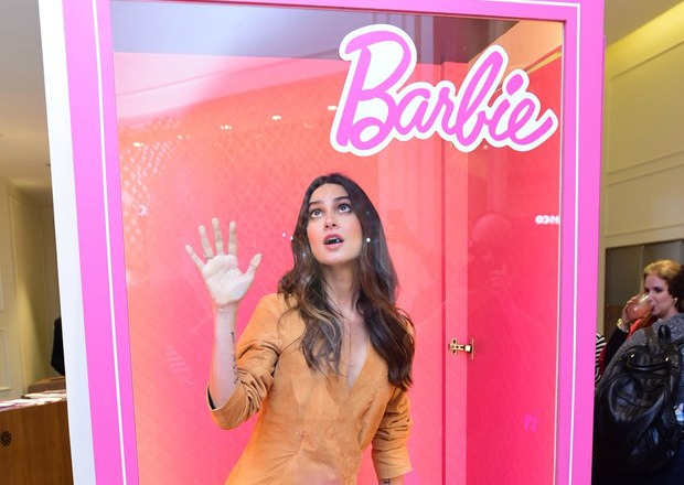Thayla Ayala vira boneca viva em evento