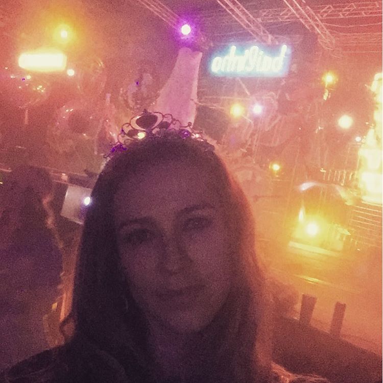 Luana Piovani curte festa sozinha no Rio