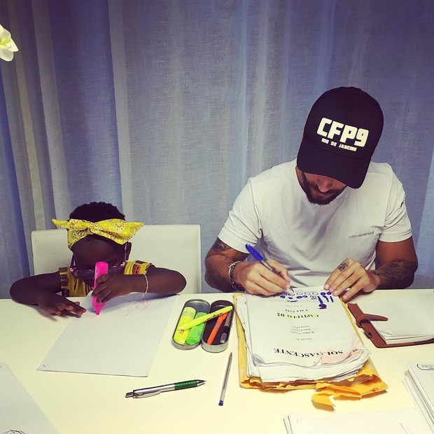 Bruno Gagliasso comemora primeiro Dia dos Pais