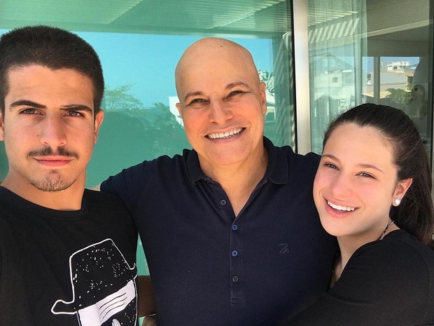 Edson Celulari comemora o cuidado dos filhos no Dia dos Pais