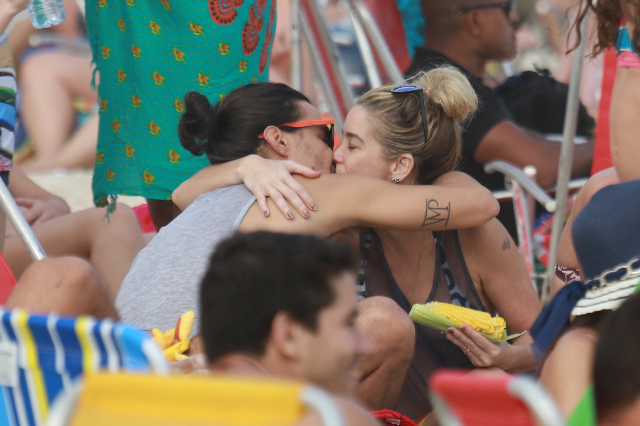 Danielle Winits e André Gonçalves beijam muito na praia