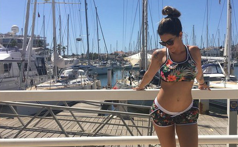 Grávida de quatro meses, Kelly Key deixa barriguinha à mostra